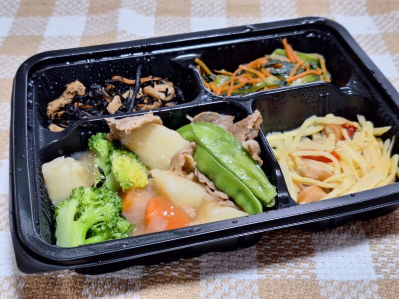 牛じゃが メインにも野菜がふんだんに使用されている