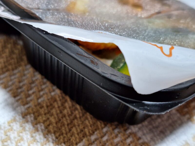 電子レンジで加熱する前に少し開けます