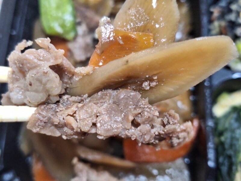メインの牛肉とごぼうのしぐれ煮にも野菜がたくさん使用されている