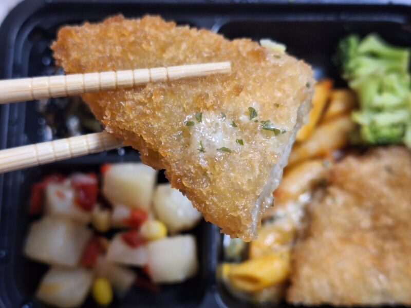 白身フライが食べやすくカットされている