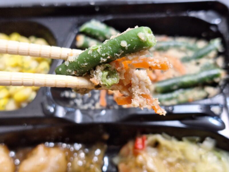 鶏唐揚げ香味ねぎソース 副菜のインゲンが色鮮やか