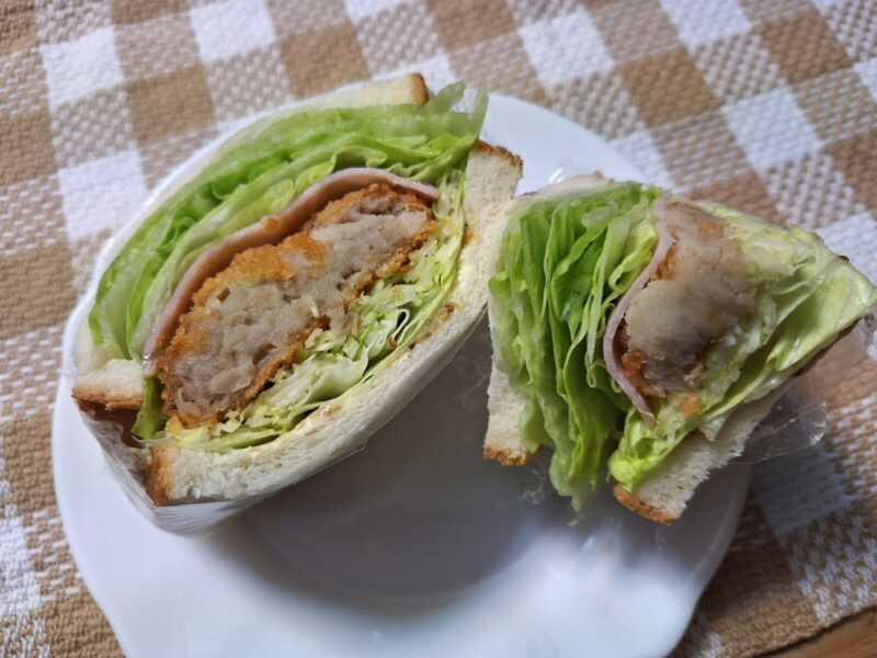 コープの牛肉コロッケを使ったサンドイッチ