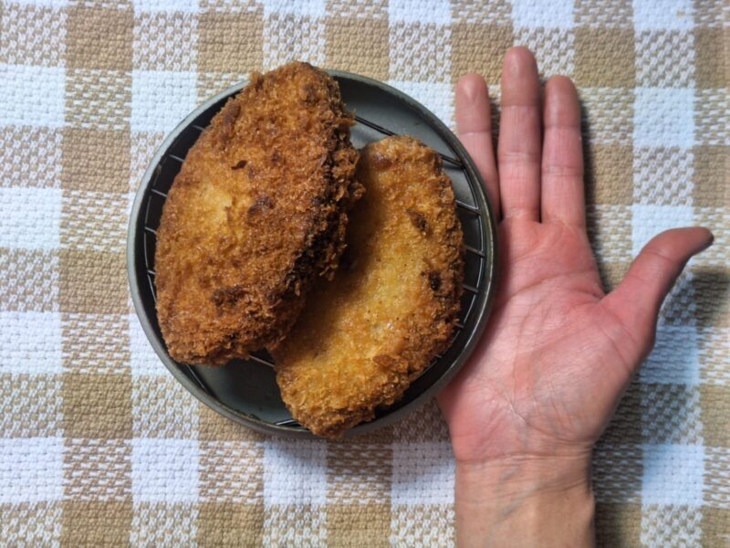大人の手のひらほどの大きなサイズの牛肉コロッケ