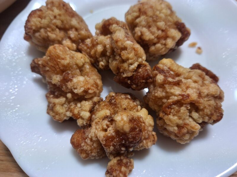 まるで手作りのような見た目の若鶏ももの竜田揚げ