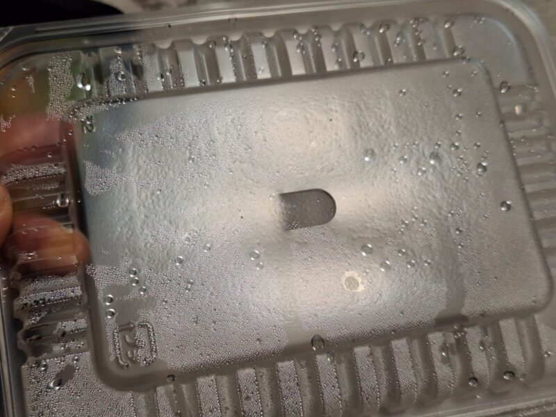 弁当のふたに蒸気が逃げる穴が付けてある